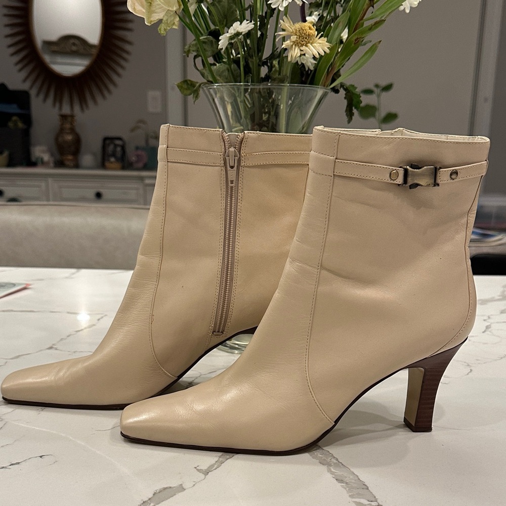 Bandolino Cream Leather Ankle Boots with Side Zip
